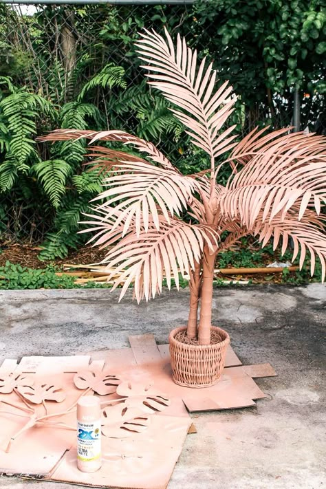 DIY Spray Painted Palm Trees. Trend alert! Tropical plants- monstera and palm trees with pink paint are in style right now! I'm sharing a tutorial for this fun look plus affordable plant sources Tropical Diy Decor, Spray Painted Flowers, Diy Palm Tree Decorations, Plants Diy, Palm Art, Pink Diy, Diy Faux Palm Tree, Spray Painted Plants, Diy Spray Paint Ideas