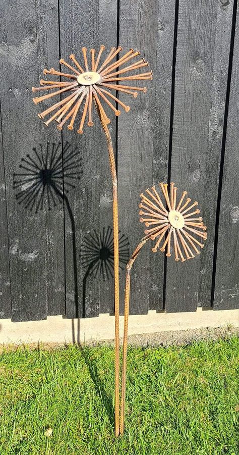 Metal Dandelion Yard Art, Metal Garden Art Diy, Metal Yard Art Ideas, Metal Garden Flowers, Garden Ornaments Diy, Metal Flowers Garden, Garden Art Diy Easy, Whimsical Garden Art, Rusty Garden