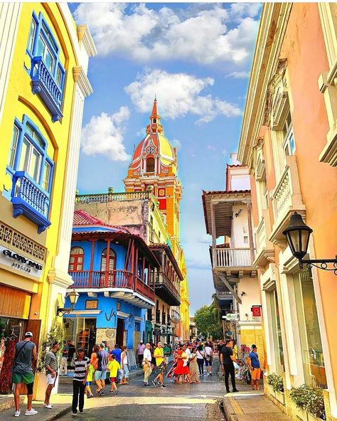 CARTAGENA TRAVEL 🏝️ on Instagram: “Cartagena De Indias te enanmora con cada rincón que recordas 🤩 Hermosas Calles de cartagena ubicada en el centro histórico de la ciudad.…” Usa Travel, Germany Travel, Insta Travel, Big Ben, Beautiful Day, Cali, The Well, Travel Blogger, Times Square