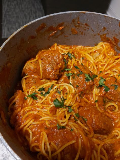 Dine Out Aesthetic, Healthy Spaghetti And Meatball Recipes, Spaghetti Dinner Aesthetic, Spaghetti Aesthetic, Spaghetti Aesthetic Food, Spaghetti And Meatballs Aesthetic, Spageti Bolognaise Aesthetic, Pasta And Meatballs, Food Spaghetti