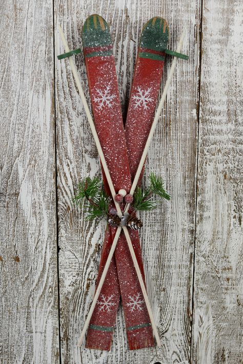 Snow Ski Decor Ideas, Skis On Wall Decor, Ski Wreath, Old Skis Decor, Ski Christmas Decor, Antique Skis, Christmas Lodge, Ski Decor, Country Christmas Decorations