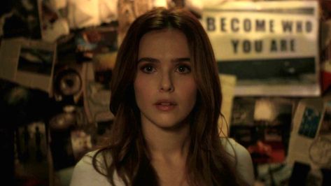 Zoey Deutch Aesthetic, Set It Up Zoey Deutch, Zoey Deutch Gif, Zoey Deutch Before I Fall, Ginger Faceclaims Gif, Red Head Face Claims Gif, 2000s Girls, Hope Mikaelson Gif Season 4, Taylor James