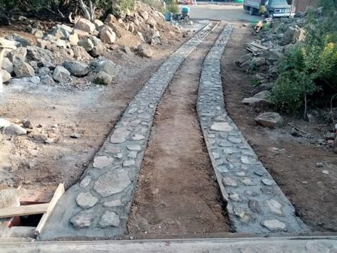 Camino entrada de autos. #mamposteria Gravel Driveway Landscaping, Industrial Exterior, Gravel Driveway, Stone Quarry, Driveway Design, Driveway Landscaping, Modern Mexican, Urban Road, Permaculture