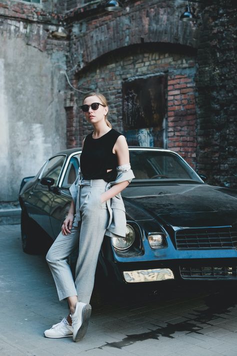 Car Pose, Grey Pants Outfit, Girl Standing, Stunning Outfits, Confident Woman, Grey Pants, Style Streetwear, Chic Woman, Casual Outfit