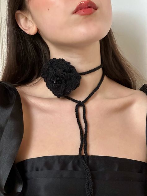 Crochet Neck Choker, Black Flower Crochet, Crochet Rose Choker, Crochet Flower Choker, Rose Necklace Outfit, Crochet Necklace Diy, Knit Choker, Ballerina Wallpaper, Choker Crochet