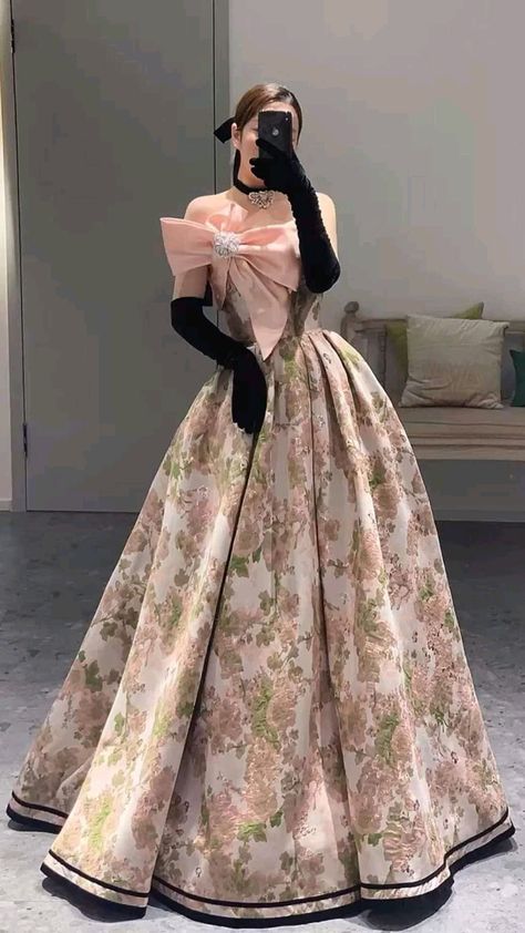 Gowns Dresses Elegant, Old Fashion Dresses, Dress Design Sketches, Pretty Prom Dresses, Fame Dr, Fairytale Dress, Glam Dresses, Fancy Outfits, Mode Inspiration