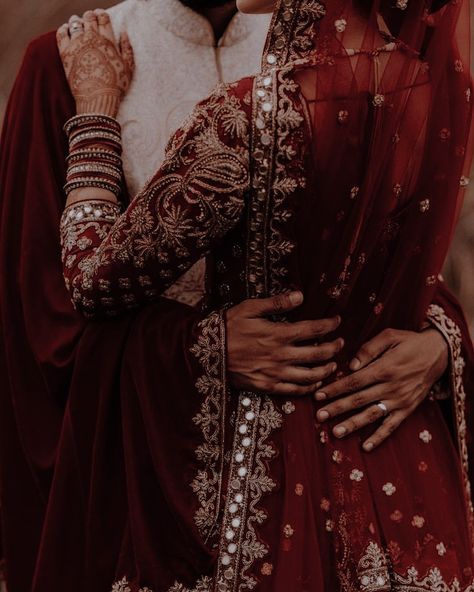 Sikh Wedding Photography, Bride Groom Photoshoot, Indian Wedding Poses, Bride Photos Poses, Groom Photoshoot, Wedding Portrait Poses, Bridal Photography Poses, Gift Basket Ideas For Couples, Bride Photography Poses