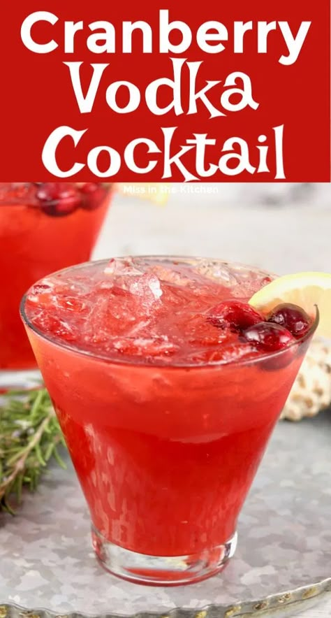 Vodka Cranberry Drinks Recipes, Cranberry Vodka Cocktail, Cranberry Kitchen, Sweet Mixed Drinks, Cocktail Vodka, Cranberry Drinks, Mix Drinks, Cranberry Vodka, Raspberry Vodka