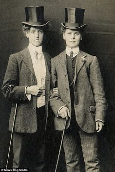 19th and 20th-century lesbian women captured in images Couples Vintage, Men In Suits, Vintage Lesbian, Drag King, Vintage Couples, Top Hats, Photo Couple, Vintage Pictures, Women In History