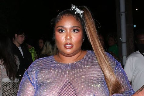 Lizzo Hosts Christmas Karaoke in Festive Green Mini Dress and Thigh-High Boots Silver Thigh High Boots Outfit, Thigh High Boots Outfit Casual, Lizzo Outfit, Silver Thigh High Boots, Karaoke Outfit, Black Thigh High Boots Outfit, Cardi B Birthday, Christmas Karaoke, White Pedicure