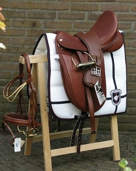 Sable brown dressage equipment... the way to ride!! Dressage Tack, English Horse Tack, Equestrian Tack, Equestrian Equipment, Riding Outfits, Equestrian Helmet, English Horse, Horse Fashion, Riding Clothes