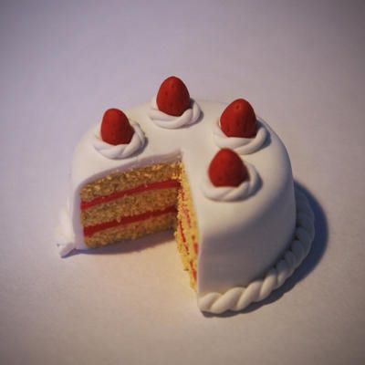 Vanilla and strawberry polymer clay cake! Polymer Cake, Polymer Clay Strawberry, Clay Strawberry, Polymer Clay People, Polymer Clay Cupcake, Crea Fimo, Polymer Clay Cake, Clay Cake, Clay People