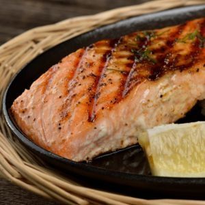 Steak Toppings, Grilled Salmon Salad, Salmon Soy Sauce, Sauce For Salmon, Grilled Salmon Recipes, Salmon Steak, Easy Salmon Recipes, Salmon Seasoning, Baked Salmon Recipes