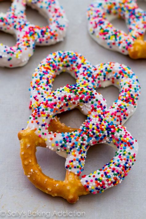 Chocolate Covered Pretzels - so simple to make, yet always a crowd-pleaser! Chocolate Pretzels Recipe, Candy Pretzels, Sallys Baking, Chocolate Dipped Pretzels, Holiday Sprinkles, Covered Pretzels, Chocolate Pretzels, Fb Cover, Chocolate Covered Pretzels