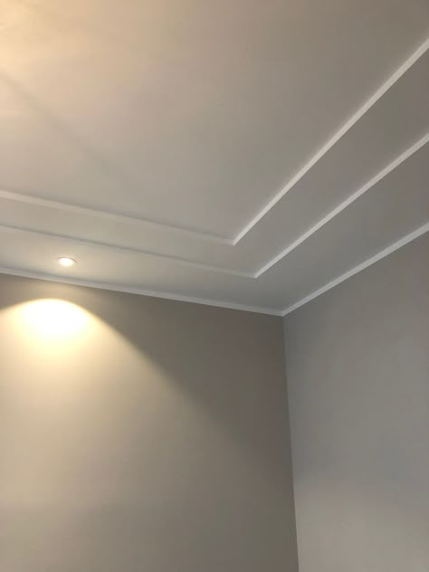 Plaster Molding Ceiling, Modern Ceiling Moulding, Modern Ceiling Trim Ideas, Simple Cornice Ceiling, Modern Molding Ceiling, Simple Modern Ceiling Design, Flat Ceiling Design, Ceiling Molding Ideas, Modern Crown Molding