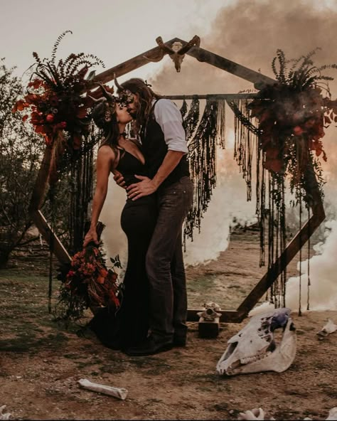 Photography Arch, Couples Masquerade Masks, Dark Romantic Wedding, Gothic Wedding Theme, Dark Wedding Theme, Mascaras Halloween, Masks Halloween, Foxes Photography, Viking Wedding