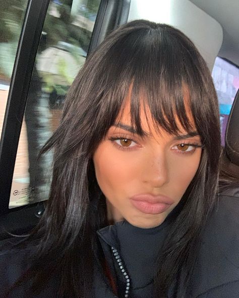 Kendall Jenner’s here today, gone tomorrow bangs. Kenny Jenner, Celebrity Bangs, Kendall Jenner Hair, Stile Kendall Jenner, Jenner Hair, Wispy Bangs, Celebrity Hair Stylist, Jenner Style, Foto Art