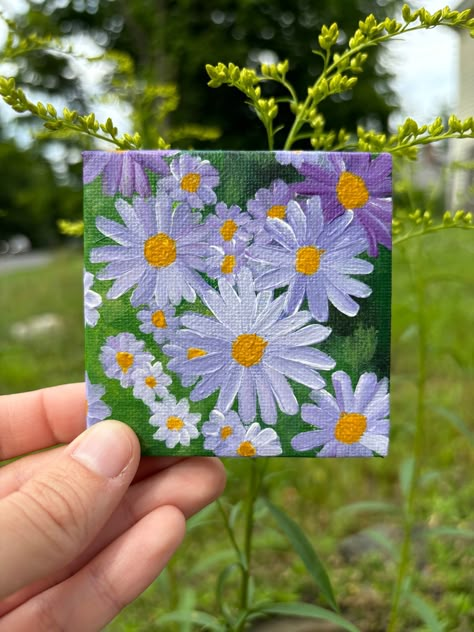 Tiny Canvas Acrylic Paintings, Small Floral Paintings, Tiny Canvas Art Ideas, Cute Purple Paintings, Daisy Painting Easy, Tiny Canvas, Mini Canvas Paintings Easy, Mini Paintings Ideas, Mini Canvas Painting Ideas