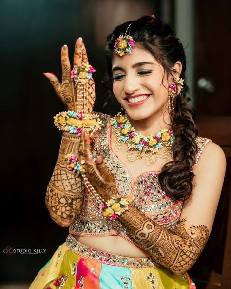 Mehndi Closeup Photo, Mehndi Portrait Bride, Mehindi Poses, Mehndi Photography Poses, Bride Mehndi Poses, Mehandi Poses Photography, Mehdi Pose, Mehndi Poses For Bride, Mehendi Pic