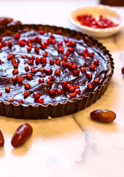 Pomegranate Recipes Baking, Pomegranate Tart, Dark Chocolate Tart, Chocolate Pomegranate, Pomegranate Recipes, Easy Chocolate Desserts, Vegan Dark Chocolate, Recipes Baking, Fruity Desserts