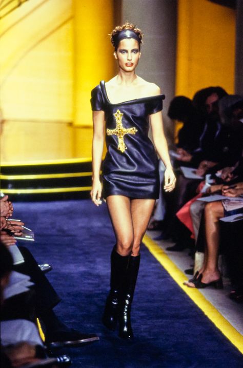 Versace Runway 90s, Versace 90s, Versace Runway, High Fashion Runway, Versace Couture, Atelier Versace, 1990s Fashion, Gianni Versace, Fashion Show Collection