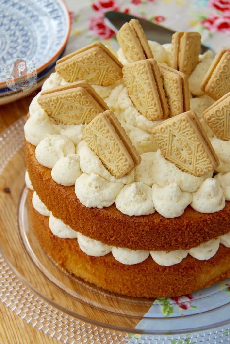 Custard Cream Cake, Custard Cream Recipe, Red Birthday Cake, Nurse Cake, Janes Patisserie, Nursing Cake, Whiskey Cake, Chandelier Cake, Inside Cake