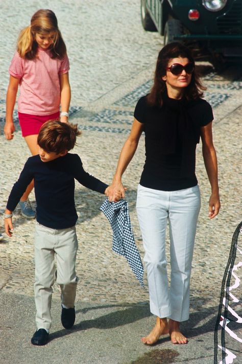 It’s August, Where Have All the White Jeans Gone? Here’s How to Wear Them in 2018 - Vogue White Jeans Summer, Jackie O's, American First Ladies, Jackie O Style, Lee Radziwill, Perfect Spring Outfit, Jackie Onassis, Parisienne Chic, Harry Winston