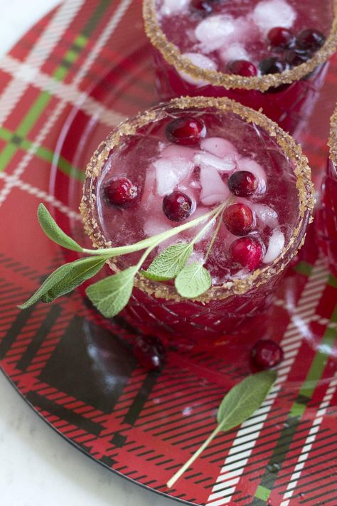 Spiced Cranberry Margarita, Cooking Thanksgiving Turkey, Fresh Cranberry Sauce, Thanksgiving Cocktail Recipes, Cranberry Margarita, Cooking Thanksgiving Dinner, New Year's Desserts, Vegan Candies, Thanksgiving Cooking