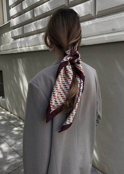 Silk Scarf Outfit, Scarf Aesthetic, Trendy Outfit Inspo, Silk Scarf Hair, Head Scarf Styles, Scarf Outfit, Fashionista Clothes, How To Wear Scarves, Autumn Outfit