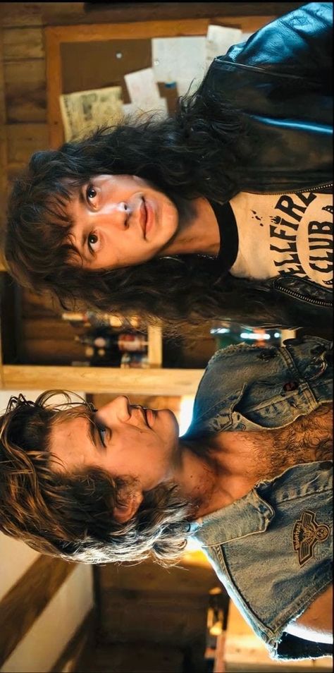 Steve E Eddie, Eddie E Steve, Stranger Things Wallpaper Eddie Munson, Joseph Quinn Eddie Munson, Eddie And Steve Wallpaper, Stranger Things Eddie Wallpaper, Eddie Y Steve, Steve Harrington Tattoo, Stranger Things Aesthetic Steve