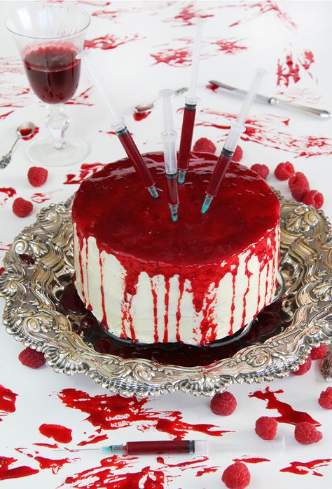 Tarta sangrienta para Halloween | Dulce sentimiento Cake Ideas Halloween, Halloween Tårta, Halloween Bday Cakes, Haloween Cakes, Halloween Cake Ideas, Horror Cake, Pasteles Halloween, Scary Cakes, Cake Halloween