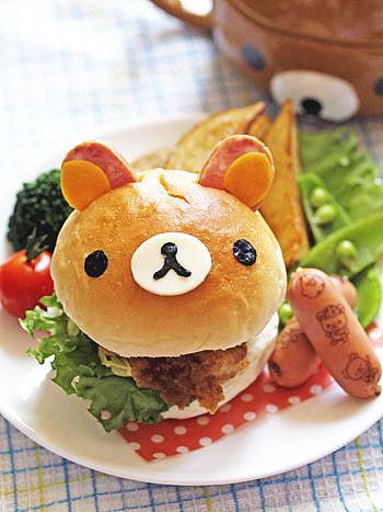 bear - gur?? Too cute to eat. Just want to pinch it's cheeks! Fried Chicken Burger, Kawaii Bento, Geek Food, Food Art For Kids, Kawaii Dessert, Cute Bento, Kawaii Cooking, Japanese Candy, Japanese Snacks