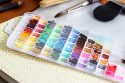 DIY portable watercolor set Midori Tn, Clear Containers, Watercolor Kit, Clear Container, Watercolor Set, Diy Recycle, Diy Watercolor, Water Colors, Art How