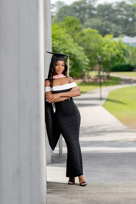 Black Women Graduation Pictures, Graduation Pictures Outfits, Graduation Outfits For Women, Masters Graduation Pictures, Graduation Outfit College, Graduation Attire, Graduation Outfit Ideas, Intricate Hairstyles, Pictures Graduation