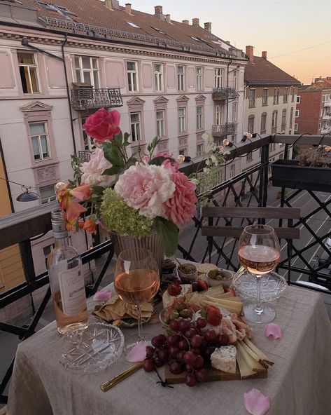 Dinner Date Aesthetic, Couples Dinner, City Vibe, Date Dinner, Nars, Balcony, Vision Board, Table Decorations, Wine