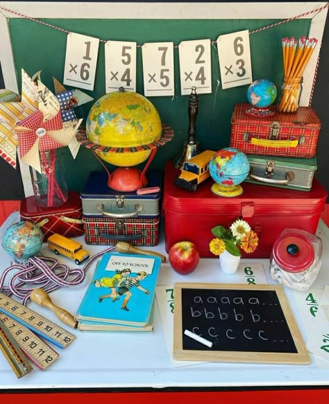 Vintage Back To School Decor, Retro School Theme, Fall Store Displays, Vintage School Decor, Vintage Classroom Decor, Classic Classroom, Back To School Displays, Vintage Classroom, Elementary Graduation