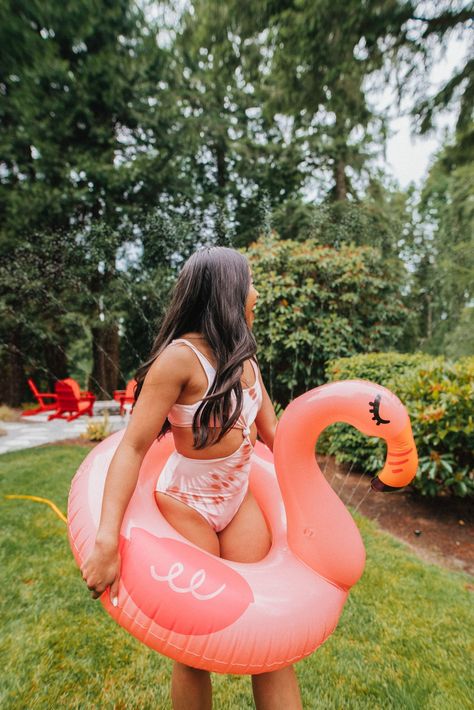 Pool Floaties Photoshoot, Pool Float Photoshoot, Inflatable Pool Photoshoot, Floatie Photoshoot, Cute Summer Photos, Posing Pictures, Summer Props, Lake Pics, Pool Shoot