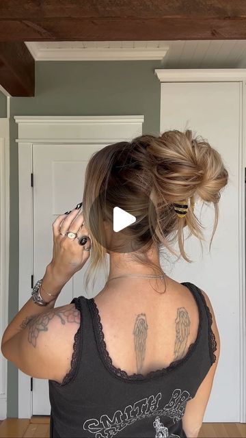 Quick Easy Updos For Work, Up Hairstyles With Clips, Easy Hair Updos With Clip, Style A Claw Clip, Cute Lazy Updos, Up Do Claw Clip, Claw Clip Hairstyles With Ponytail, Easy Summer Hairstyles Claw Clip, Quick Hair Clip Styles