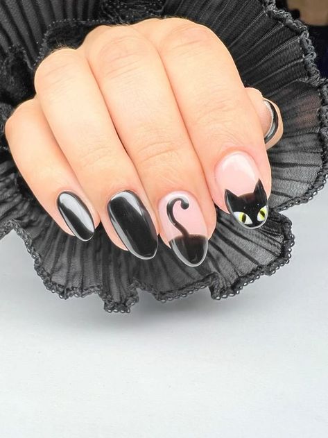 Black Nails For Halloween, Black Cat Nail Art, Halloween Short Nails, Black Cat Nails, Spooky Manicure, Beachy Nail Designs, Nails For Halloween, Cat Inspiration, Cat Nail Art