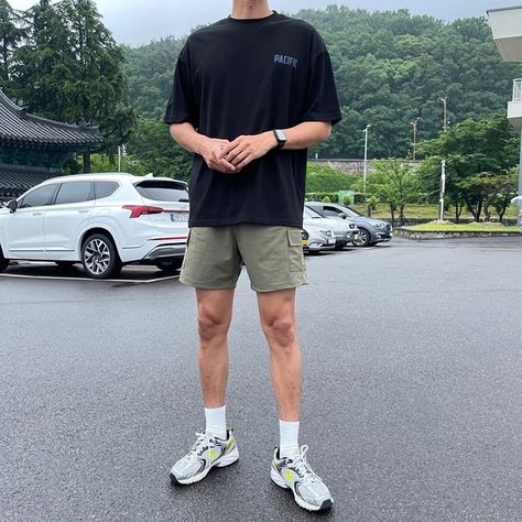 Man Outfit Short Pants, Mens Minimalist Summer Outfit, Men Casual Outfit Shorts, Man Short Pants Outfit, Ootd Short Pants Men, Short Pants Outfit Men Street Styles, Male Shorts Outfits, Transmasc Summer Outfits, Short Men Outfit Ideas