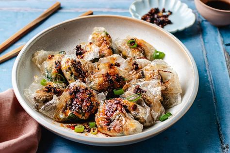 Learn how to make gluten-free and crispy rice paper chive dumplings with garlic chives, eggs, and shiitake. Stovetop or air fryer friendly! Chive Dumpling Recipe, Crispy Rice Paper, Chive Dumplings, Rice Paper Recipes, Chinese Garlic, Gluten Free Substitutes, Air Fryer Recipes Snacks, Dumpling Filling, Recipe Paper