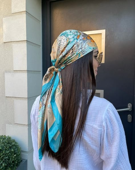 College Girl Hairstyles, Chic Haircut, Rave Hair, Scarf Tutorial, Stylish Hairstyles, Hair Scarf Styles, Trendy Hat, Bandana Styles, College Girl