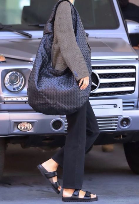 Uni Fits, Bottega Bag, Go Big Or Go Home, Kendall Jenner Outfits, Oversized Bag, Kendall Jenner Style, Bag Trends, 가을 패션, Autumn Outfit