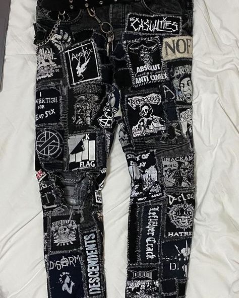 Custom Diy Clothes, Men's Punk Fashion, Crust Shorts, Crust Punk Pants, Crust Pants, Jeans Sewing, Battle Jackets, Punk Diy, Punk Fashion Diy