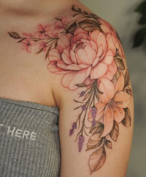 Rosen Tattoo Frau, Feminine Shoulder Tattoos, Women's Shoulder Tattoo, Front Shoulder Tattoos, Shoulder Sleeve Tattoos, Flower Shoulder Tattoo, Catrina Tattoo, Floral Tattoo Shoulder, Tato Jari