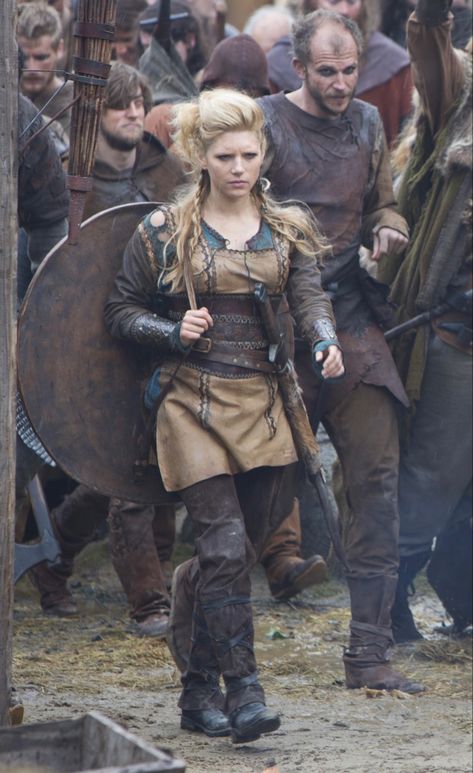 Female Viking Outfit Warrior Women, Viking Attire For Women, Lagertha Outfits, Female Viking Costume Diy, Diy Viking Shield Maiden Costume, Viking Clothing Women Warriors, Viking Cosplay Female Diy, Lagertha Aesthetic, Vikings Women’s Outfit