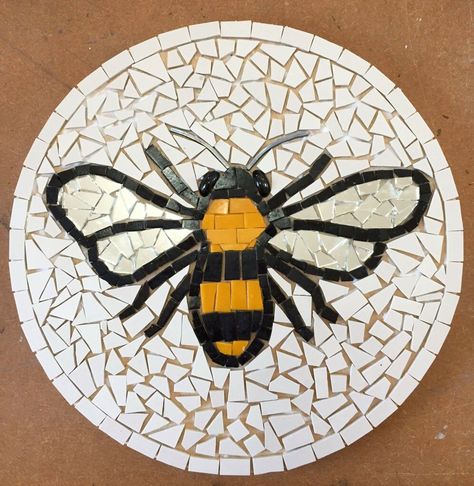 Bee Mosaic Pattern, Mosaic Stepping Stones Patterns, Bee Mosaic, Free Mosaic Patterns, Mosaic Tiles Crafts, Butterfly Mosaic, Mosaic Art Diy, Mosaic Rocks, Mosaic Stepping Stones