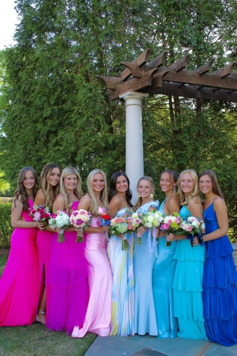 Group Poses For Prom, Prom 2024 Pictures, Prom Getting Ready Pics, Prom Bouquet Pictures, Prom Pic Inspo Group, Prom Girl Group, Formal Group Photos, Prom Photo Poses Friends, Cute Prom Pictures With Friends