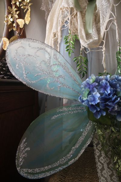 DIY FAIRY WINGS for less than $4, made from wire hangers and cheap nylon socks. Tulle Wings Diy, Fairy Props, Diy Fairy Costume, Fairy Ball, Godmother Dress, Diy Fairy Wings, Fairy Costume Diy, Fairy Costumes, Wings Fairy