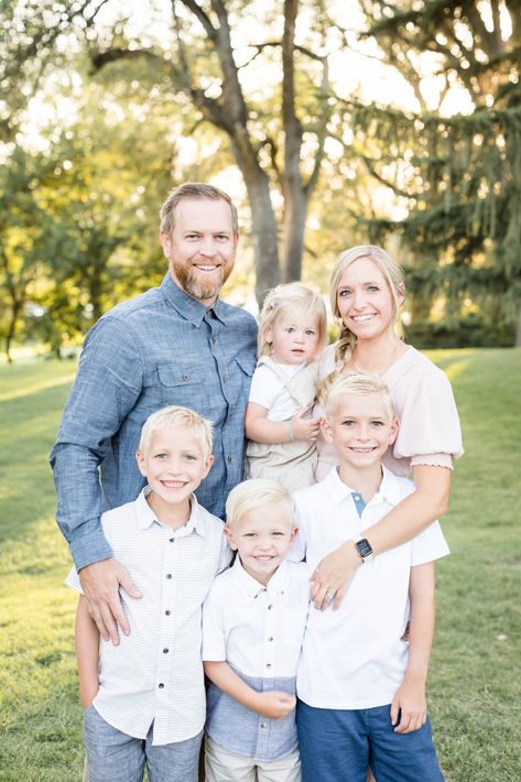 Family With 4 Kids Photoshoot, Family Photos With 5 Children, Family Pictures Of 6 Posing Ideas, Family Poses For 6 People, Family Photos With 4 Children, 4 Kids Poses For Pictures, Family Picture Poses 5 People, Family Photo 5 People, Family Of 6 Photoshoot Poses